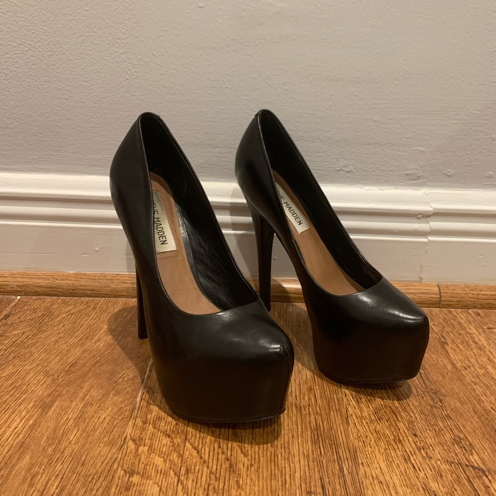 Steve Madden closed toe black platform heels